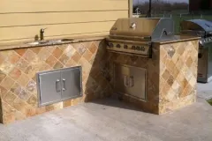 outdoor-kitchen-with-6x6-tumbled-travertine